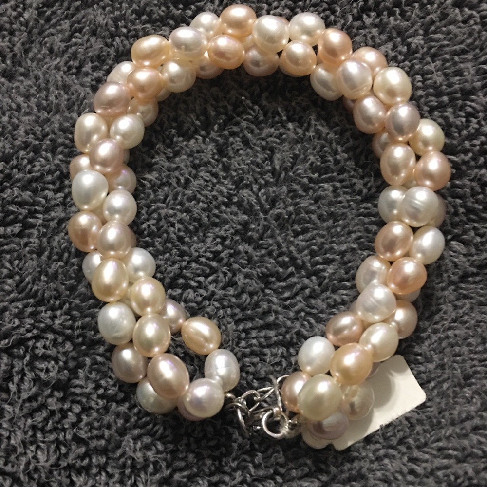 A beautiful pearl bracelet. 7” inches.  NEW!